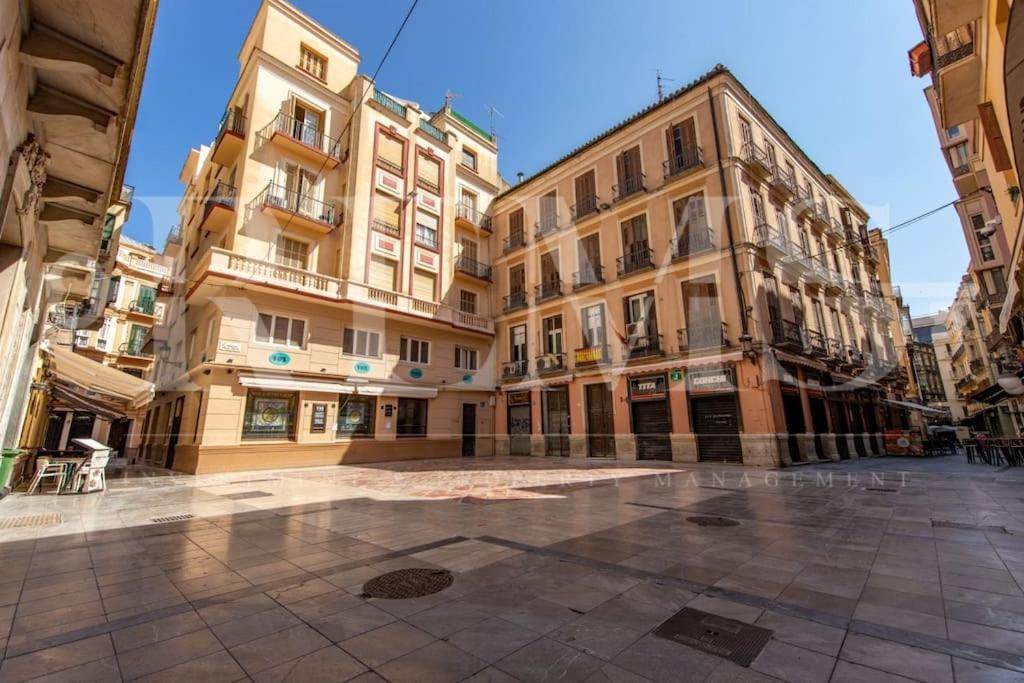 Lejlighed Pop Art Gem With Paintings By Local Artist By Rems Málaga